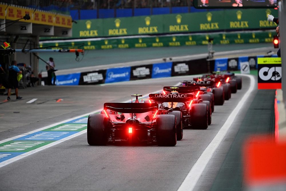 Charles Leclerc, Ferrari SF-23, Lando Norris, McLaren MCL60, Carlos Sainz, Ferrari SF-23, en boxes.