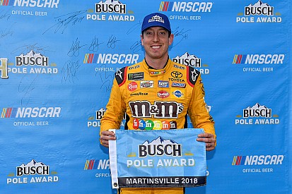 Kyle Busch supera a Clint Bowyer y se lleva la pole en Martinsville
