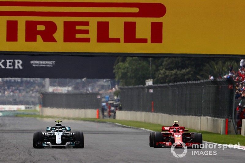 Kimi Raikkonen, Ferrari SF71H, Valtteri Bottas, Mercedes AMG F1 W09 EQ Power+