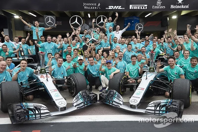 Lewis Hamilton, Valtteri Bottas, Toto Wolff, Mercedes AMG F1, avec l'équipe pour fêter le titre constructeurs
