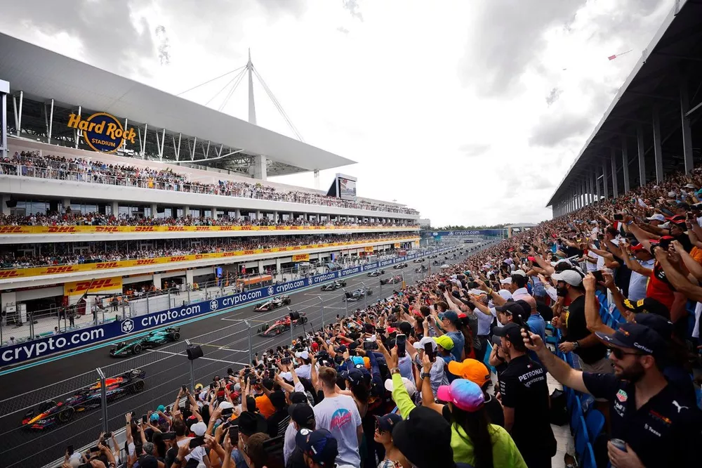 Sergio Perez, Red Bull Racing RB19 leads at the start