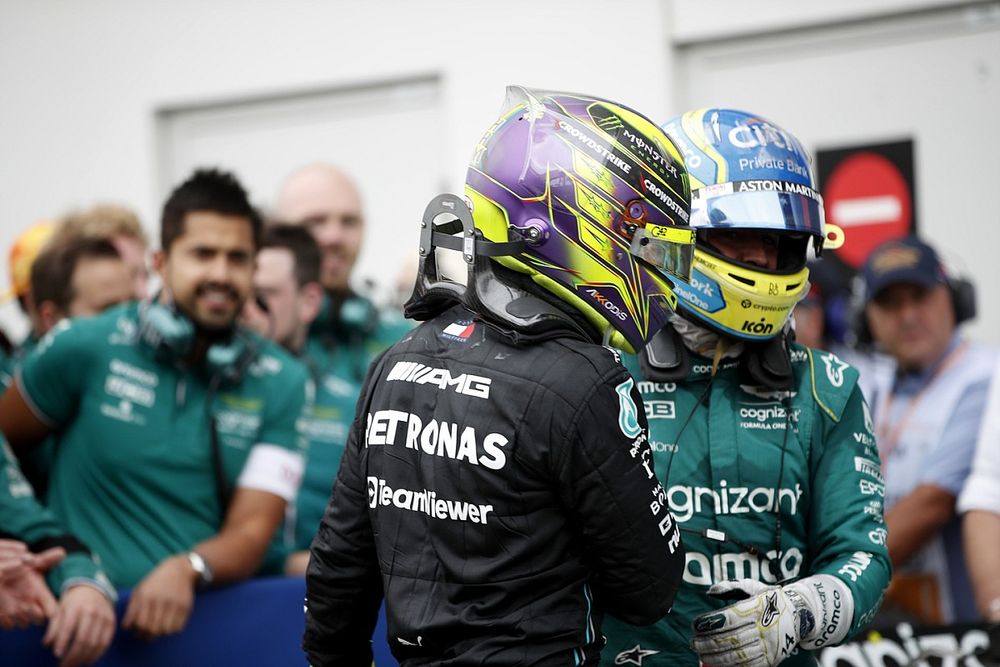 Lewis Hamilton, Mercedes-AMG, 3&ordf; posici&oacute;n, Fernando Alonso, Aston Martin F1 Team, 2&ordf; posici&oacute;n, se felicitan mutuamente en Parc Ferme