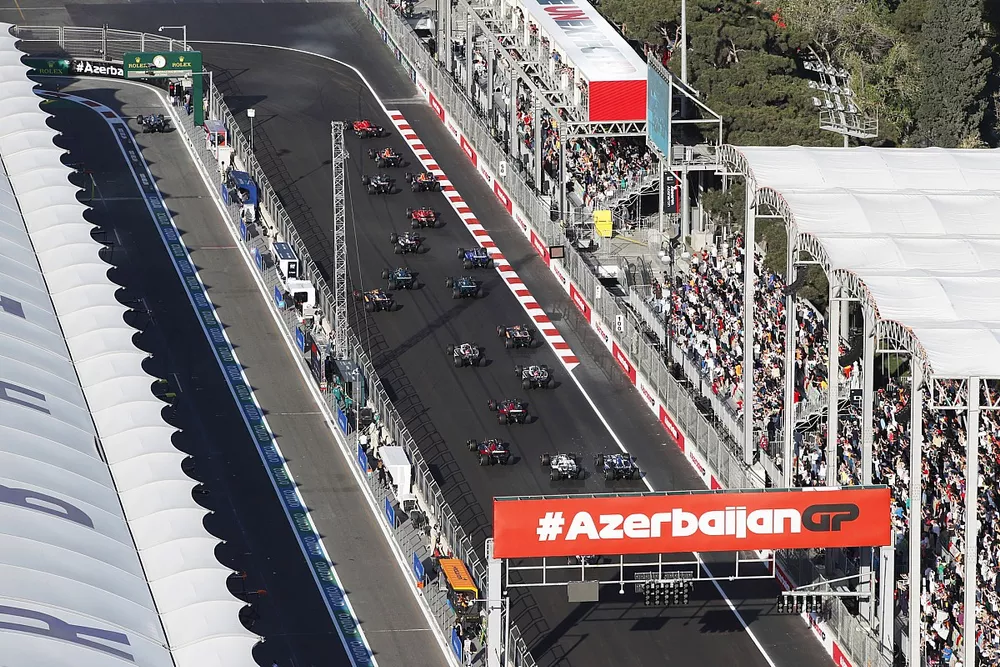 Charles Leclerc, Ferrari SF-23, Sergio P&eacute;rez, Red Bull Racing RB19, Max Verstappen, Red Bull Racing RB19, George Russell, Mercedes F1 W14, el resto de la parrilla en la salida.