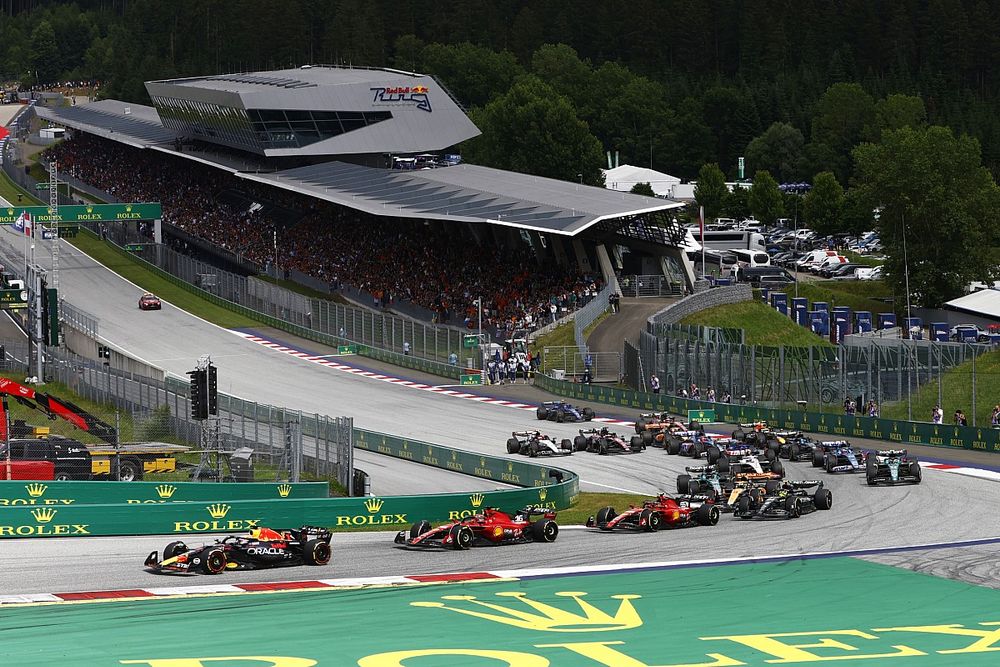 Max Verstappen, Red Bull Racing RB19, Charles Leclerc, Ferrari SF-23, Carlos Sainz, Ferrari SF-23, Lando Norris, McLaren MCL60, Lewis Hamilton, Mercedes F1 W14, the rest of the field at the start