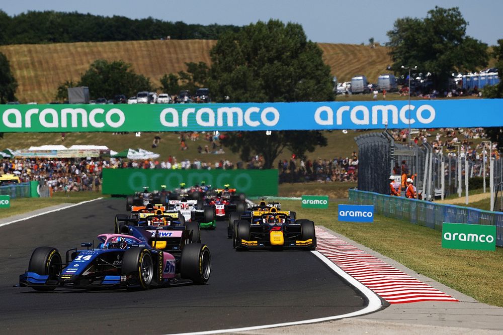 Jack Doohan, Invicta Virtuosi Racing, leads Zane Maloney, Rodin Carlin