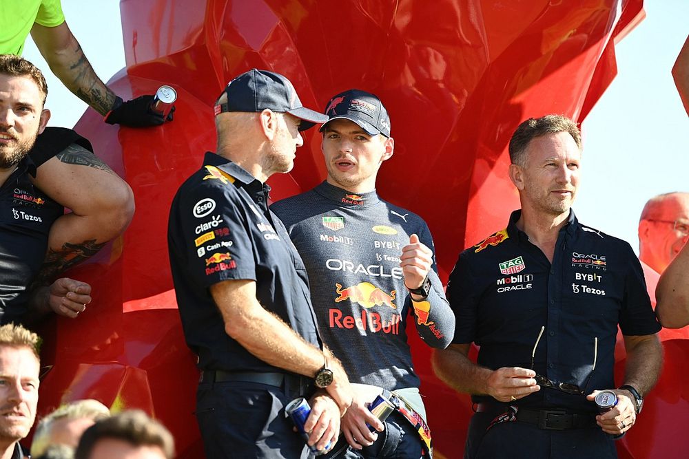 Adrian Newey, director de tecnología de Red Bull Racing, Max Verstappen, Red Bull Racing, 1ª posición, Christian Horner, director del equipo, Red Bull Racing, celebran con su equipo