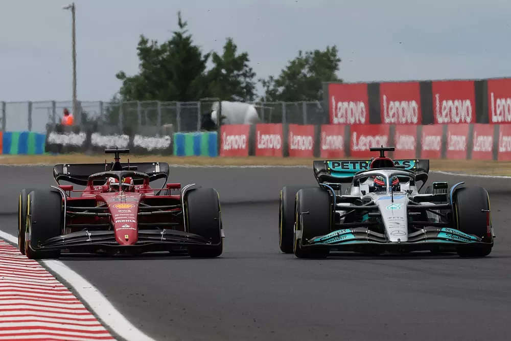 Charles Leclerc, Ferrari F1-75, se bat avec George Russell, Mercedes W13