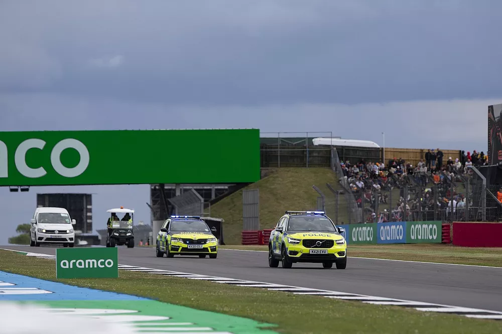 Veh&iacute;culos policiales en el circuito