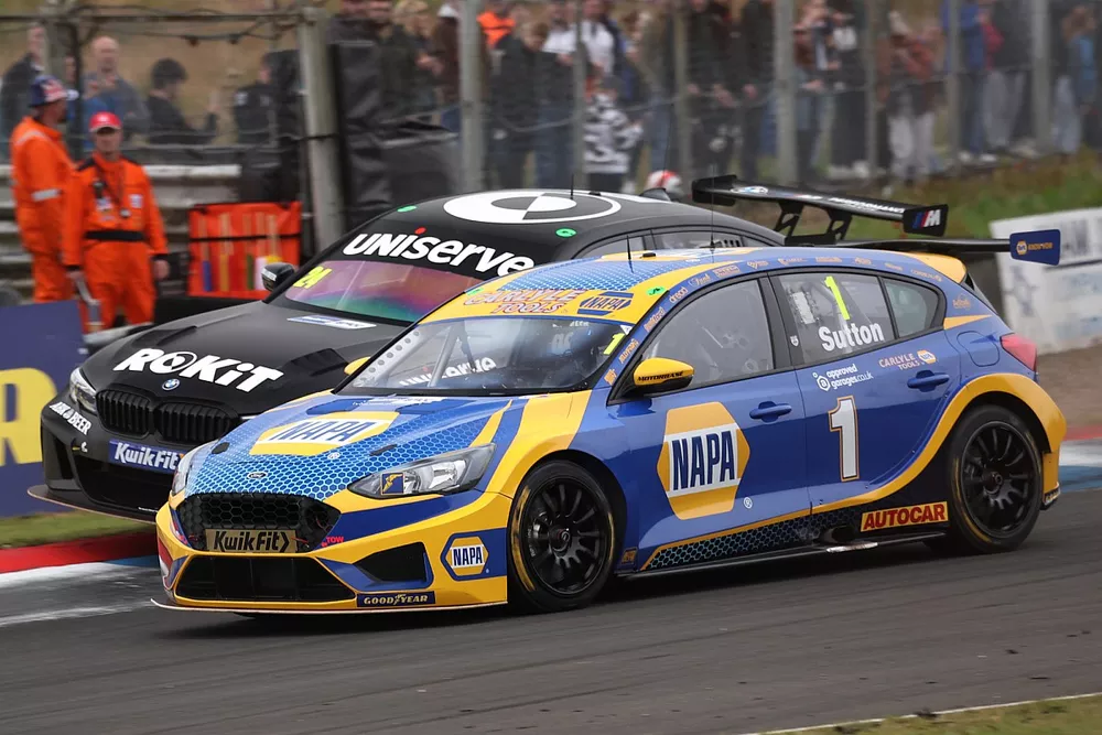 Jake Hill, ROKiT MB Motorsport BMW 330e M Sport, Ashley Sutton, NAPA Racing UK Ford Focus ST