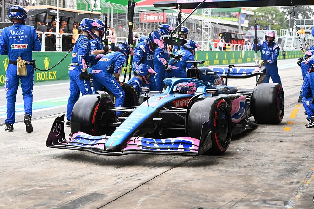 Fernando Alonso, Alpine A522, pit stop