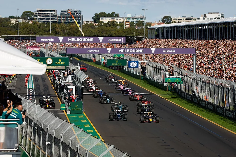 Max Verstappen, Red Bull Racing RB19, George Russell, Mercedes F1 W14, Lewis Hamilton, Mercedes F1 W14, Fernando Alonso, Aston Martin AMR23, Carlos Sainz, Ferrari SF-23, the rest of the field at the start