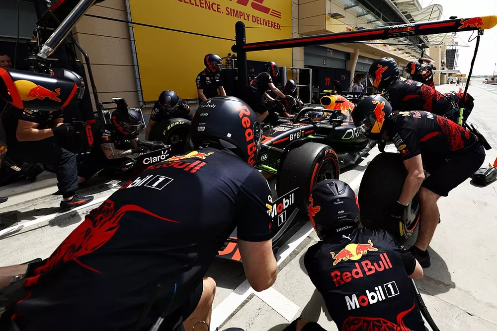 Sergio Perez, Red Bull Racing RB18 makes a pitstop 