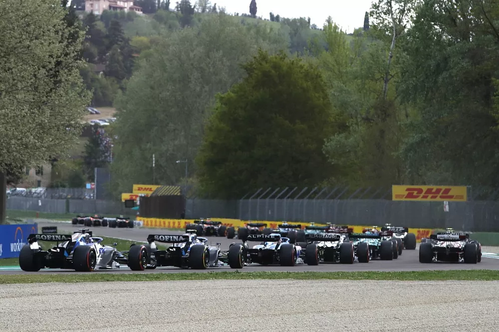 Nicholas Latifi, Williams FW44, Alex Albon, Williams FW44, chase the pack at the start