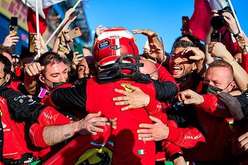 Бинотто: Никто не запрещает Леклеру и Сайнсу бороться