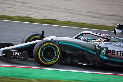 Hamilton : Mercedes ne doit pas "aller trop loin" face à Ferrari