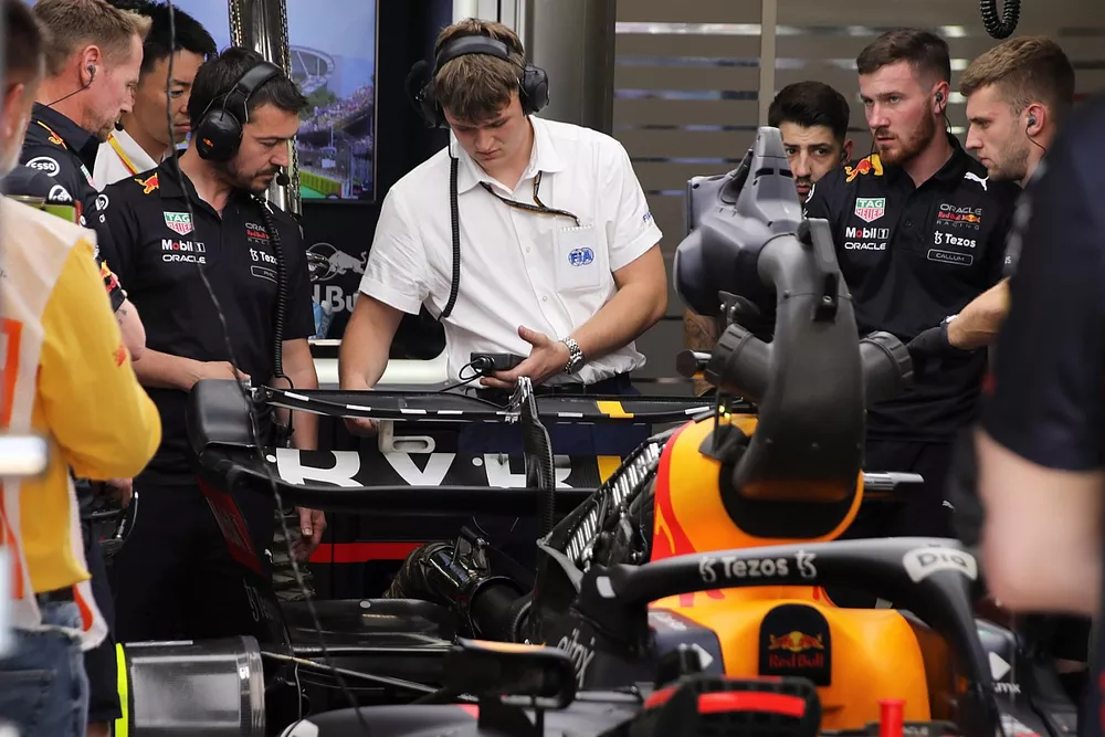 Los mec&aacute;nicos trabajan en el DRS de Max Verstappen, Red Bull RB18