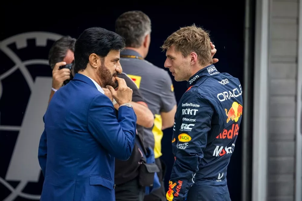 Max Verstappen, Red Bull Racing, habla con Mohammed Ben Sulayem, Presidente de la FIA 