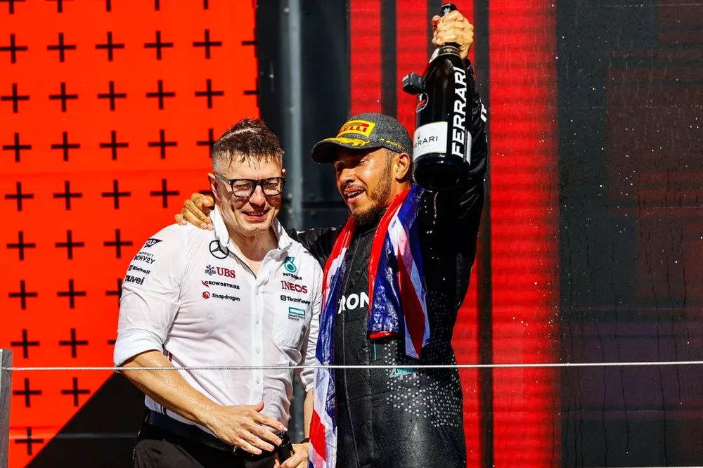 Peter Bonnington, ing&eacute;nieur de course, Mercedes-AMG F1 Team, Lewis Hamilton, Mercedes-AMG F1 Team, vainqueur, sur le podium