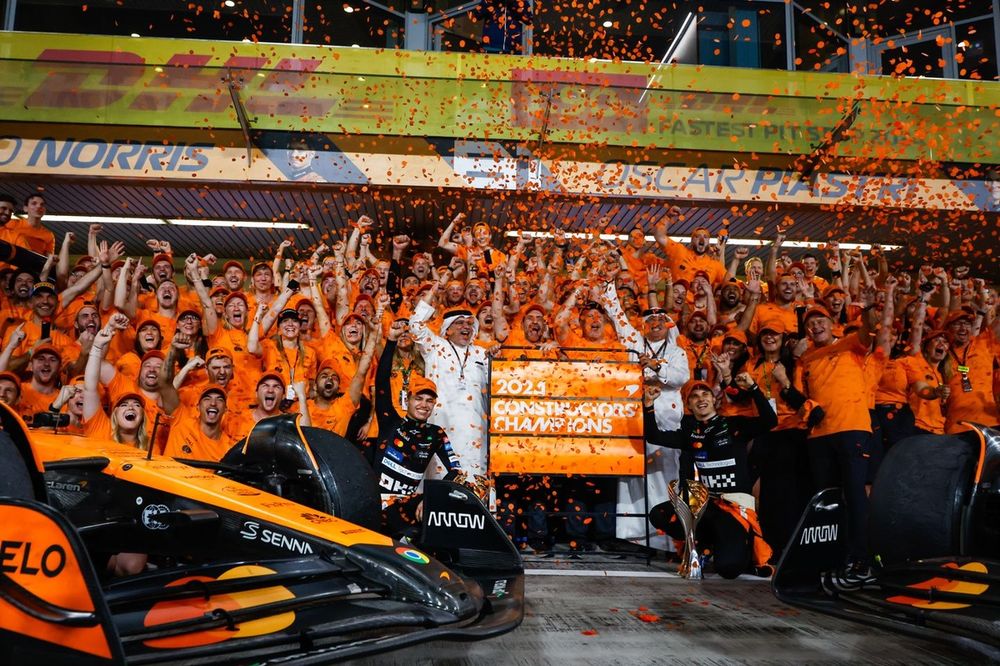 Lando Norris y Oscar Piastri, celebran el título de constructores 2024 de F1 de McLaren con el equipo