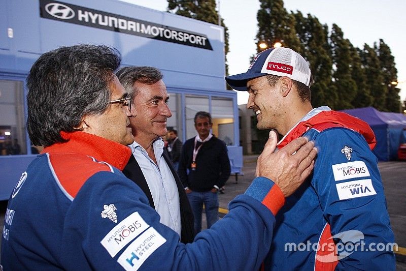 Michel Nandan, jefe de Hyundai Motorsport; Carlos Sainz; Dani Sorod y Luis Moya al fondo