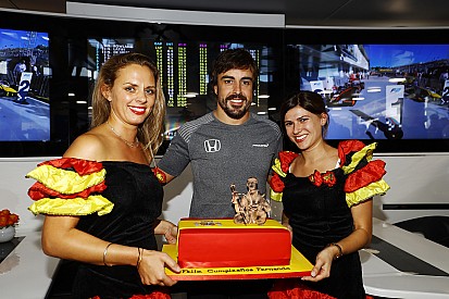 McLaren "mima" a Fernando Alonso en su 36º cumpleaños