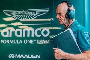 Newey ironiza con su método: "Soy un dinosaurio, pero aún funciono"