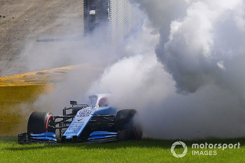 Robert Kubica, Williams FW42, se estaciona con problemas t&eacute;cnicos y una gran columna de humo