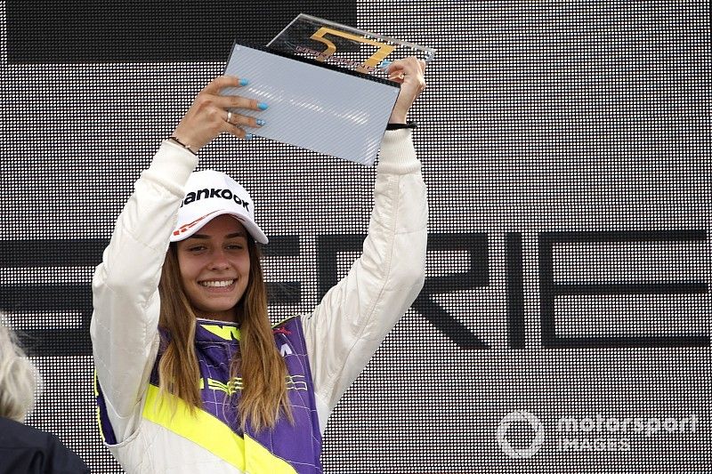 Podio: la ganadora de la carrera Marta Garc&iacute;a