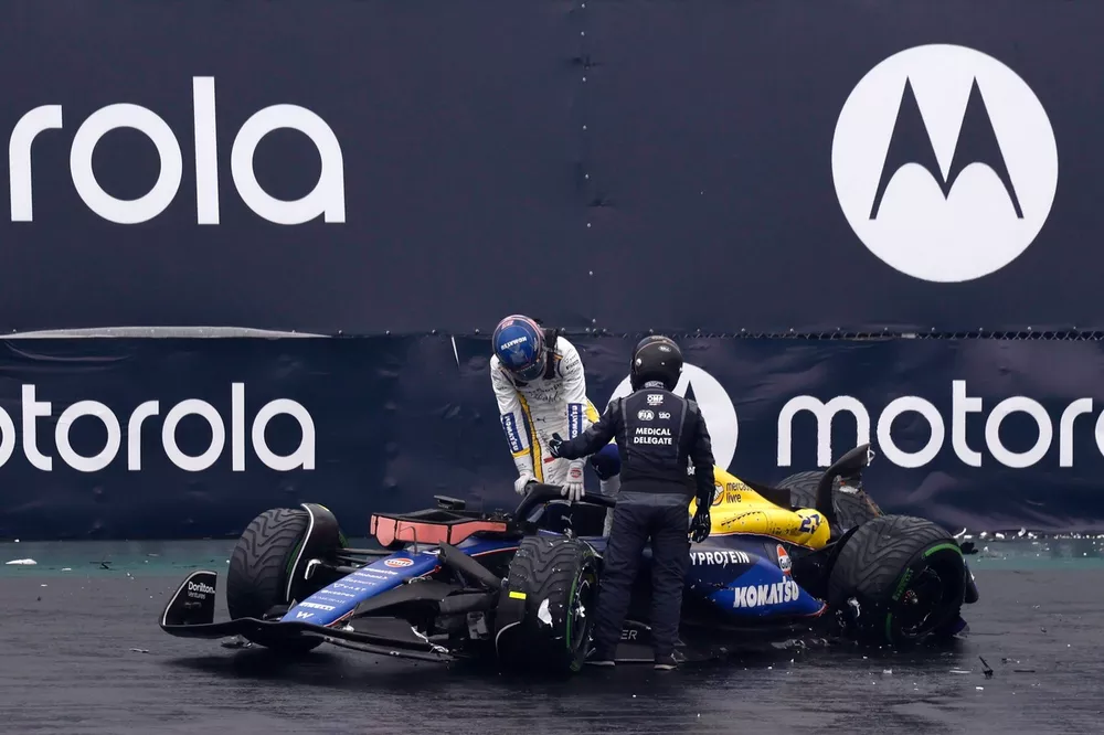 Alex Albon, Williams FW46, sort de sa voiture apr&egrave;s un accident en qualifications