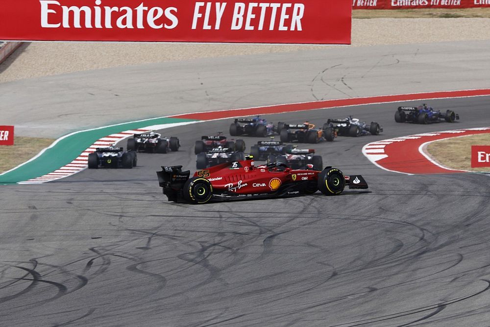 Carlos Sainz, Ferrari F1-75, hace un trompo en la primera curva de la primera vuelta