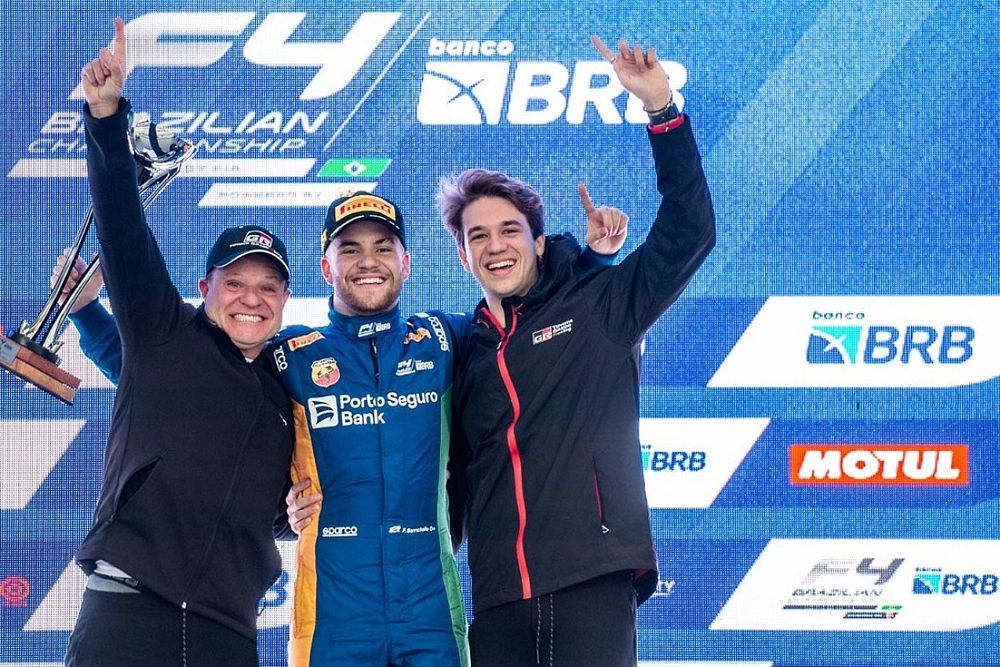 Rubens Barrichello celebra a vitória de Fefo Barrichello na F4 Brasil