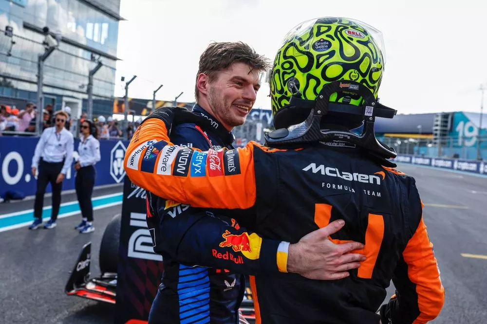 Max Verstappen, Red Bull Racing, felicita a Lando Norris, McLaren F1 Team