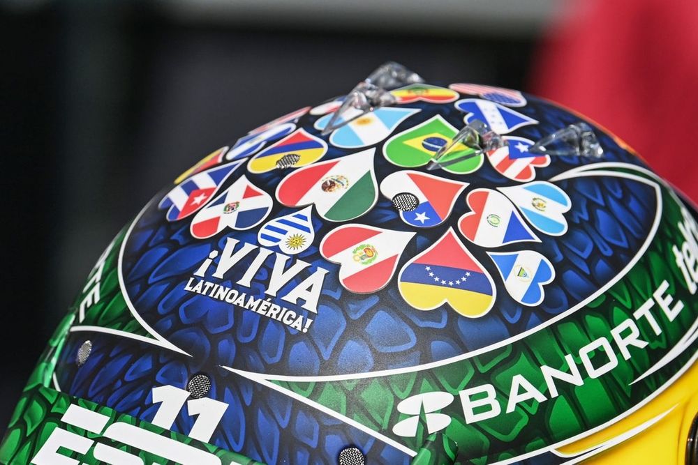 Casco especial de Sergio P&eacute;rez, Red Bull Racing, con las banderas de Am&eacute;rica Latina