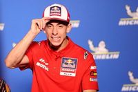 Acosta: "Martín merece ir a la Ducati oficial, es el más fuerte del campeonato"