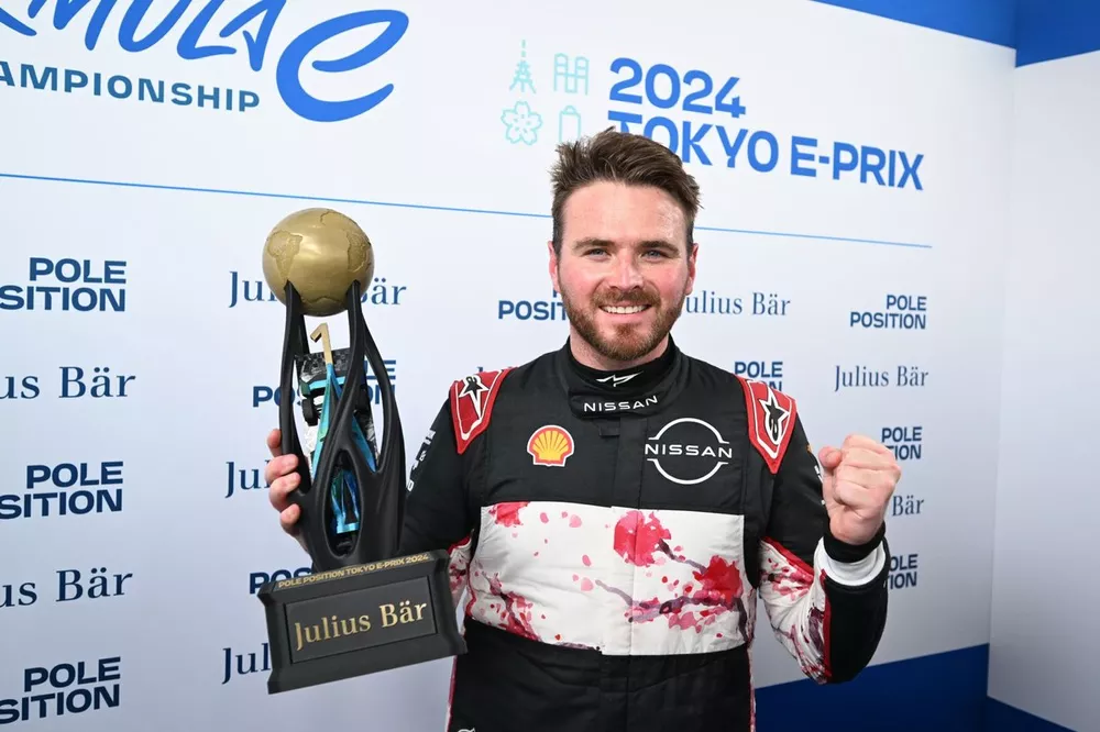 Oliver Rowland, Nissan Formula E Team, with his Pole Position award