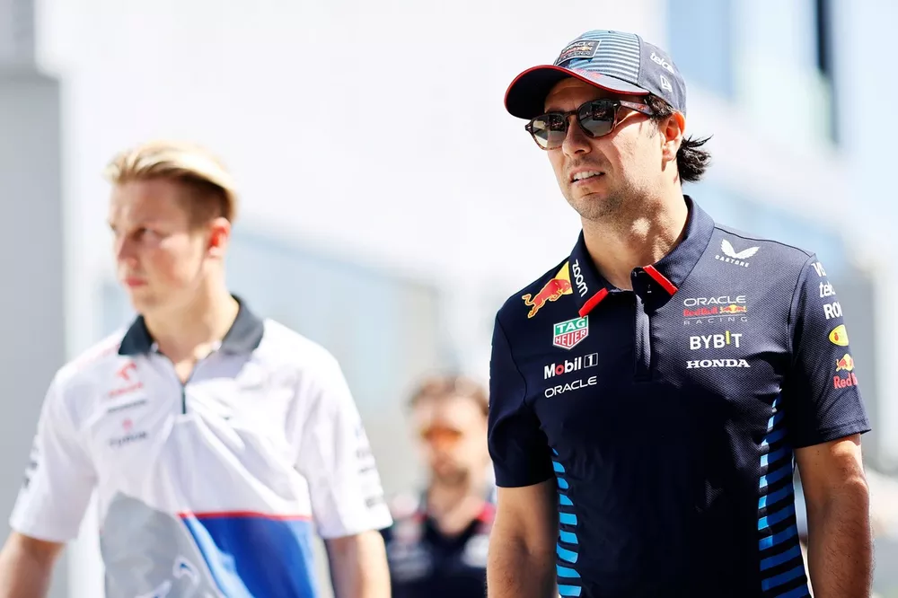 Sergio Perez, da Red Bull Racing, chega &agrave; pista com Liam Lawson, piloto reserva da equipe Visa Cash App RB F1 