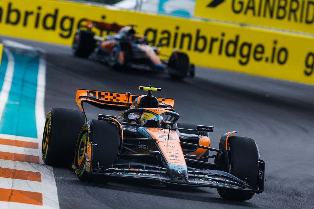 Lando Norris, McLaren MCL60, Oscar Piastri