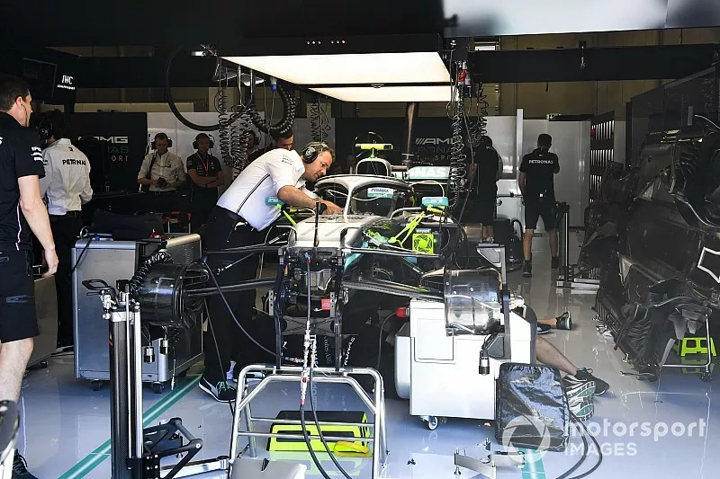 Mechanics cambia el motor de Valtteri Bottas, Mercedes AMG W10