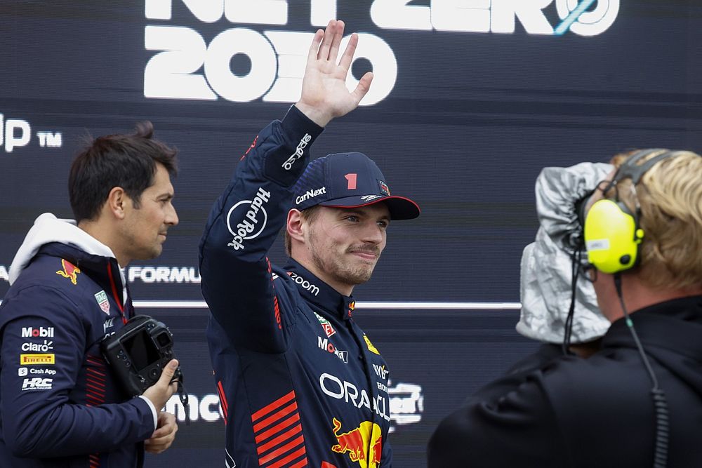 Ganador de la pole Max Verstappen, Red Bull Racing, saluda desde el Parc Ferme