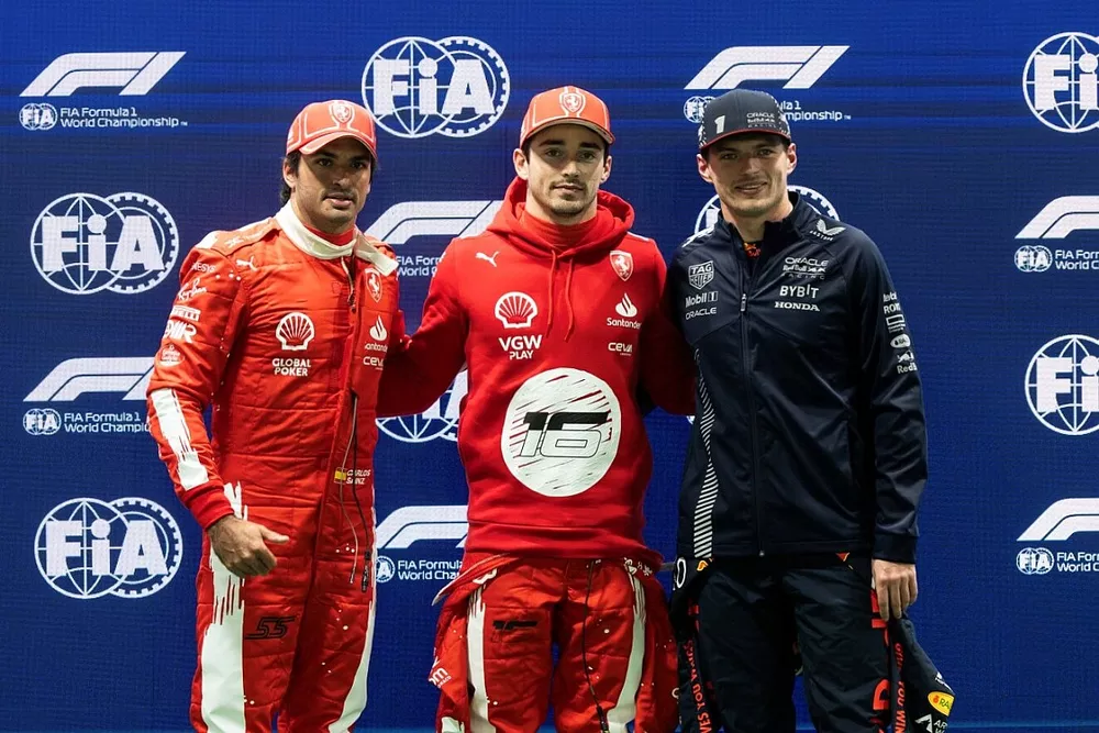 Charles Leclerc, Scuderia Ferrari ontvangt Pirelli Pole Award met Carlos Sainz, Scuderia Ferrari en Max Verstappen, Red Bull Racing 