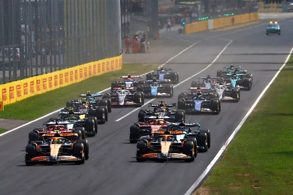 Lando Norris, McLaren MCL38, Oscar Piastri, McLaren MCL38, George Russell, Mercedes F1 W15, Charles Leclerc, Ferrari SF-24, Carlos Sainz, Ferrari SF-24, Lewis Hamilton, Mercedes F1 W15, the rest of the field at the start
