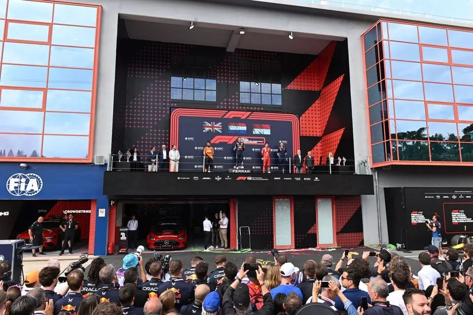 Podio: segundo lugar Lando Norris, McLaren F1 Team, ganador Max Verstappen, Red Bull Racing, tercero Charles Leclerc, Scuderia Ferrari.