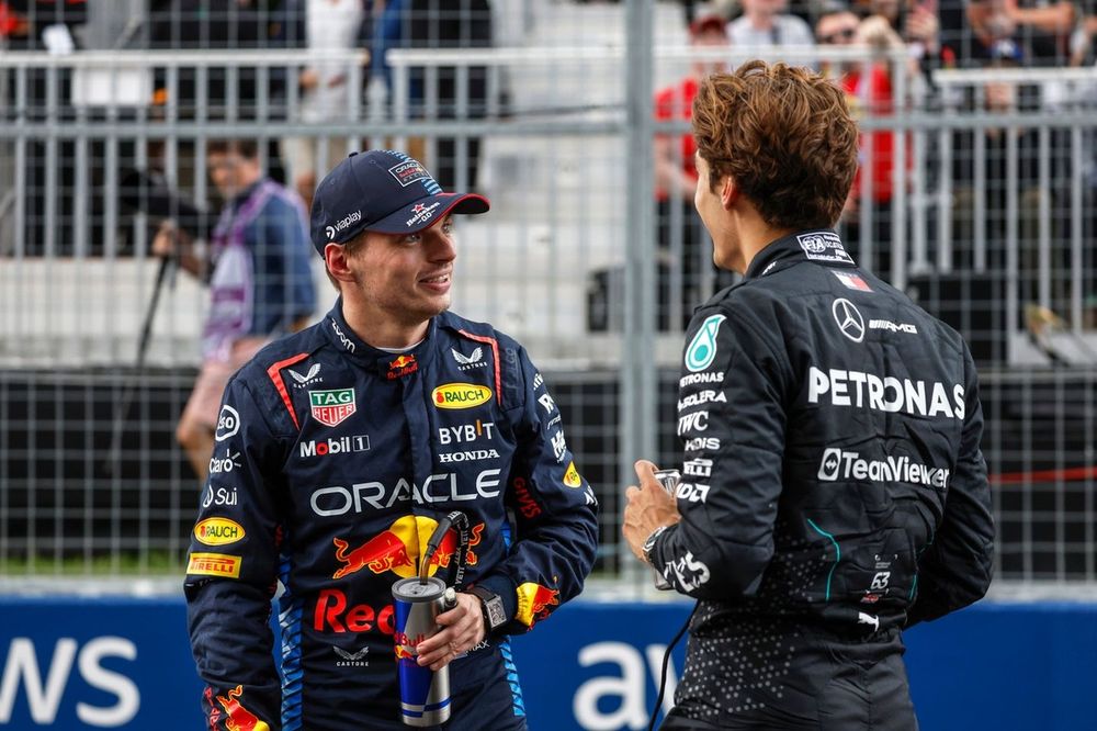 El hombre de la pole George Russell, Mercedes-AMG F1 Team, con Max Verstappen, Red Bull Racing, en Parc Ferme. 
