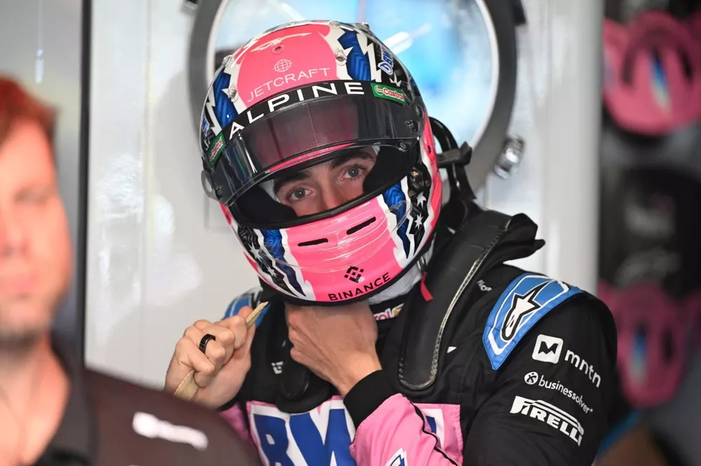 Jack Doohan, Alpine F1 Team, se ajusta el casco