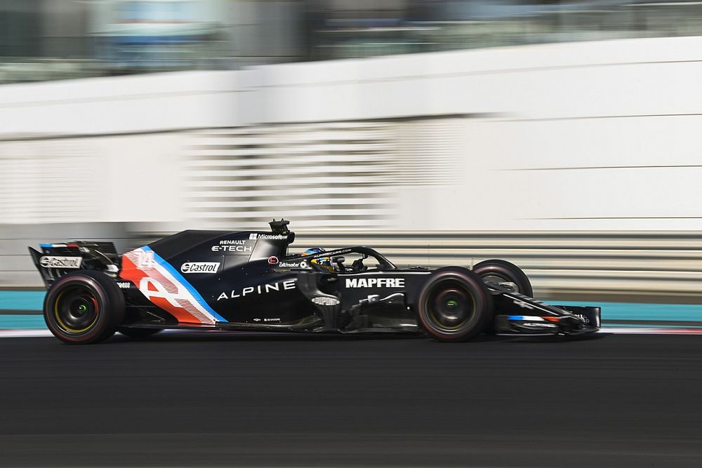 Fernando Alonso, Alpine, con un Renault RS18 adaptado (muleto) con los Pirelli de 18 pulgadas  