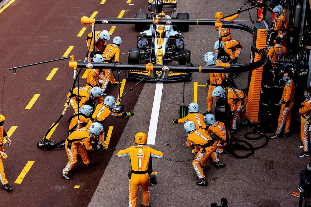 Mclaren F1 team pit stop Monaco GP Daniel Ricciardo, McLaren MCL35M 
