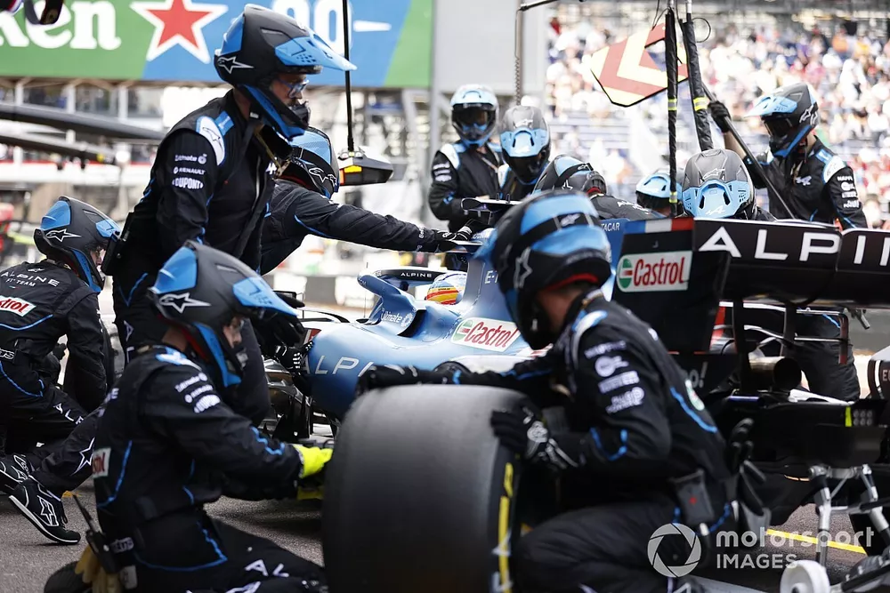 Fernando Alonso, Alpine A521, pit stop