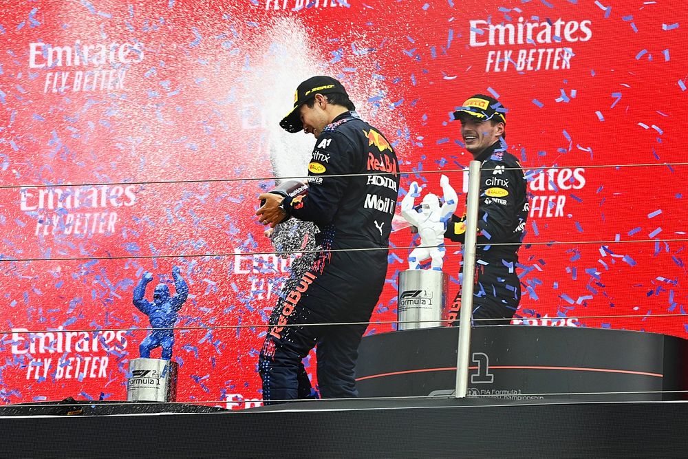 Podio: Gianpiero Lambiase, Ingeniero de carreras de Red Bull Racing, tercer lugar Sergio P&eacute;rez, Red Bull Racing, y ganador de la carrera Max Verstappen, Red Bull Racing
