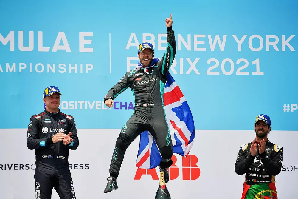 Podio: segundo lugar Nick Cassidy, Envision Virgin Racing, ganador Sam Bird, Jaguar Racing, tercer lugar Antonio Felix da Costa, DS Techeetah