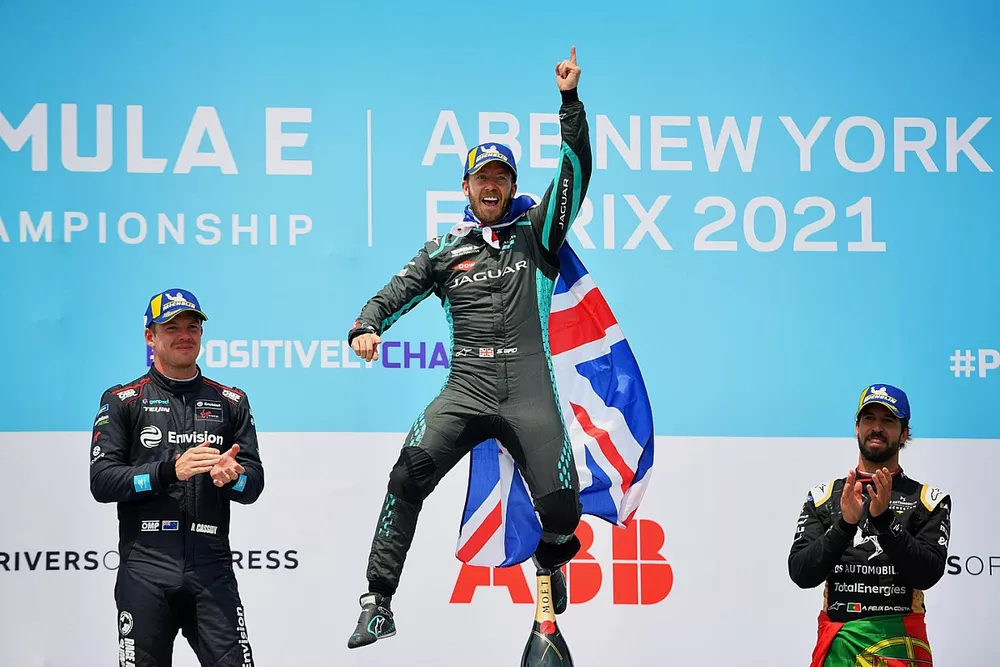 Le 2ᵉ Nick Cassidy, Envision Virgin Racing, le vainqueur Sam Bird, Jaguar Racing et le 3ᵉ Antonio Felix da Costa, DS Techeetah, sur le podium